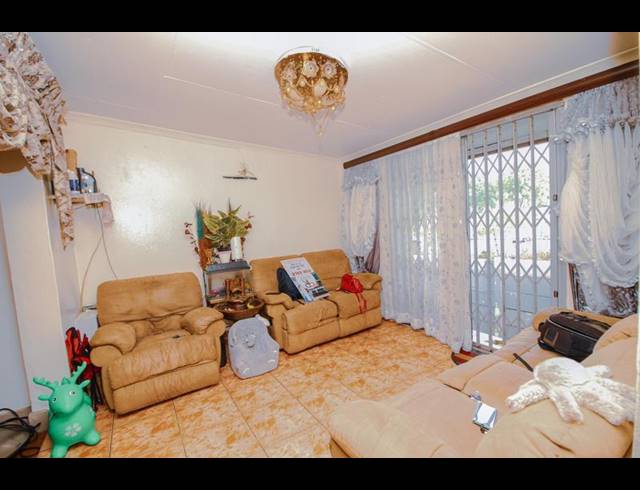 4 BEDROOM HOUSE FOR SALE IN BEZUIDENHOUT VALLEY